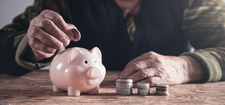 Colocation intergénérationnelle, covoiturage, proposer ses services, participer à des enquêtes, faire du mannequinat… autant de solutions pour compléter ses revenus à la retraite. 7 moyens de se constituer des revenus d’appoint à la retraite