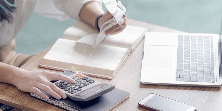 En matière d’imposition, l’assurance vie est soumise à une règle très simple lorsque le contrat arrive intact à terme. Des subtilités apparaissent lorsque le souscripteur effectue un ou plusieurs rachats. L’assurance vie et les impôts