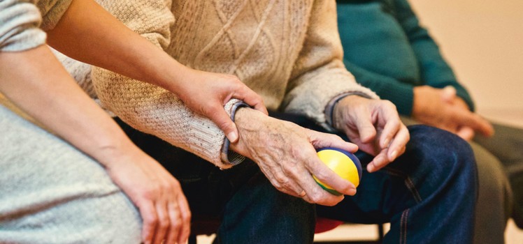 Zoom sur le service « Veiller sur mes parents » de La Poste